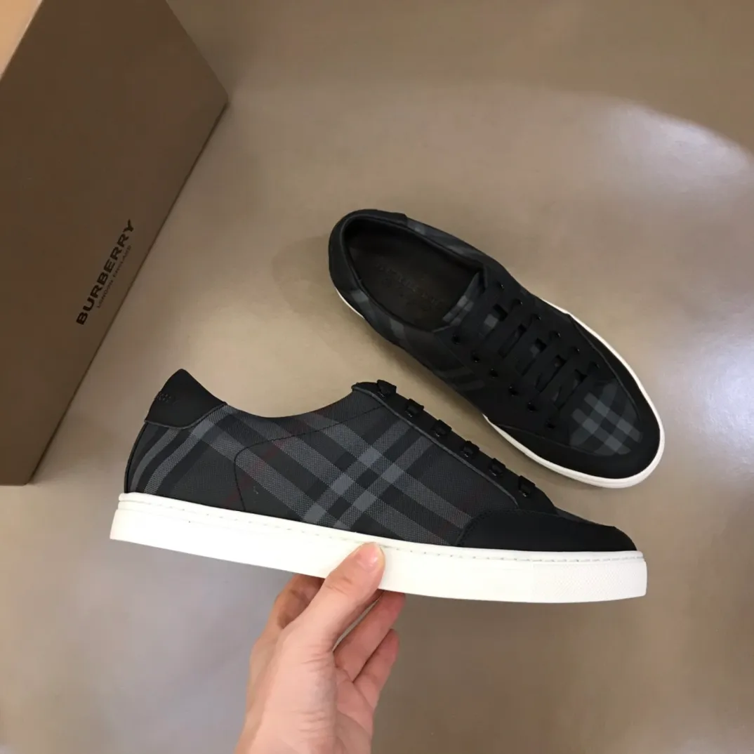 p360 "BURBERR*" men's classic low-top sneakers are reinterpreted in Vintage checkered cotton and matte calfskin, decorated with a new brand logo. First-layer sheepskin lining, embossed Burberry logo on the heel, and original TPU outsole! Size: 38-44